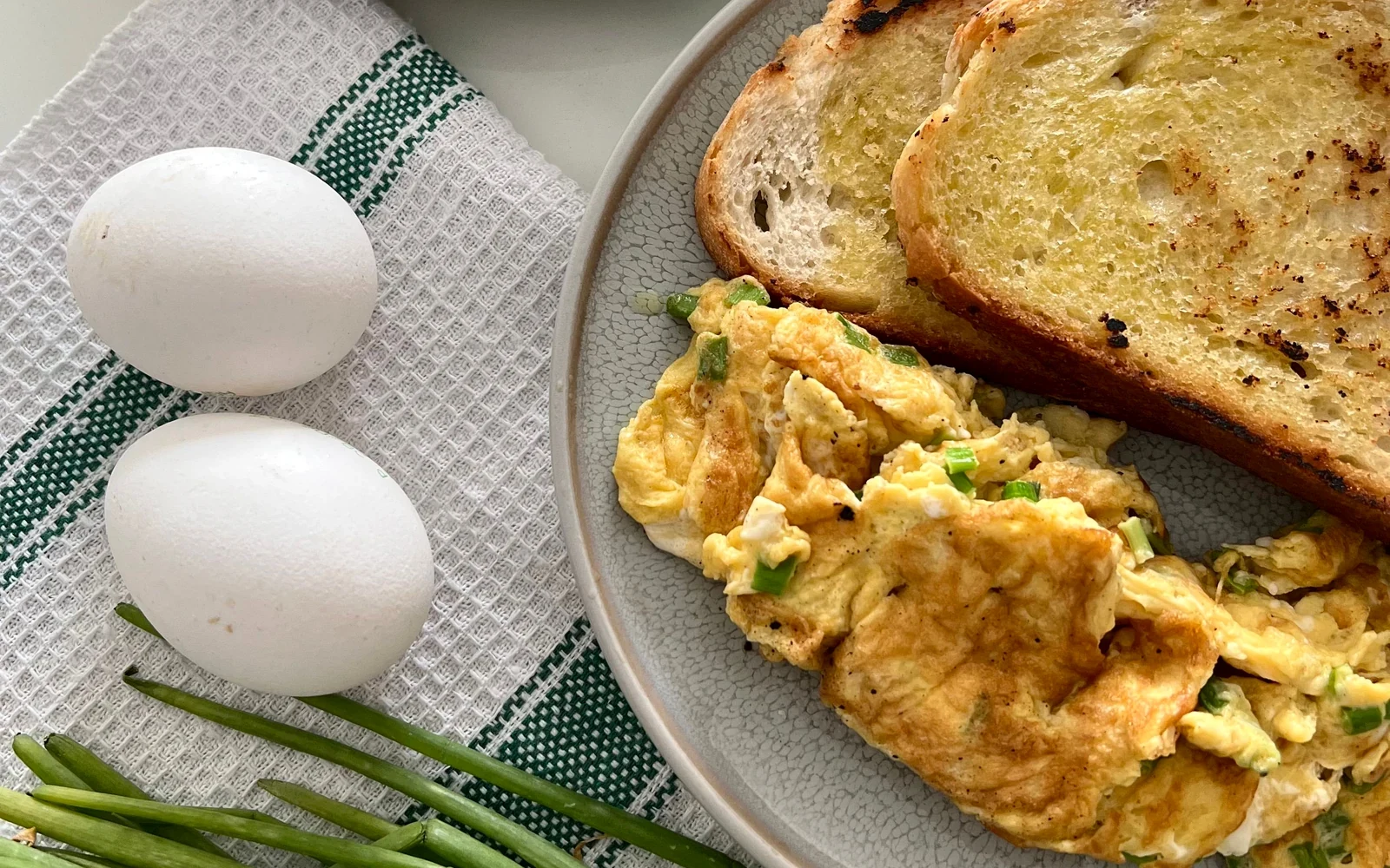 Scrambled eggs with toast and whole eggs for a quick high-protein breakfast